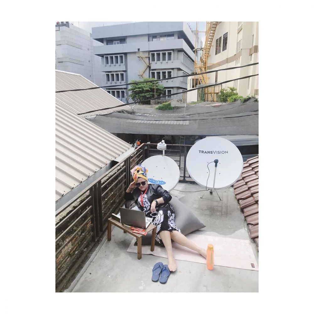 Gaya kocak orang berjemur ini bikin ngakak seharian